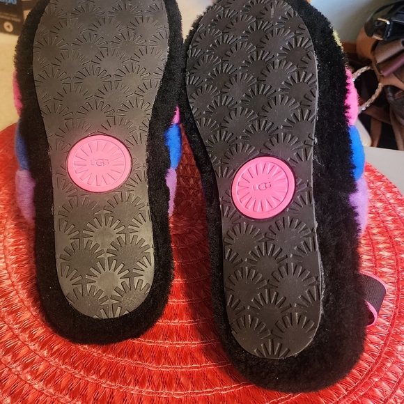 New UGG FLUFF YEAH Plush Slippers Slides size 9 Black/Taffy Pink - Picture 5 of 5